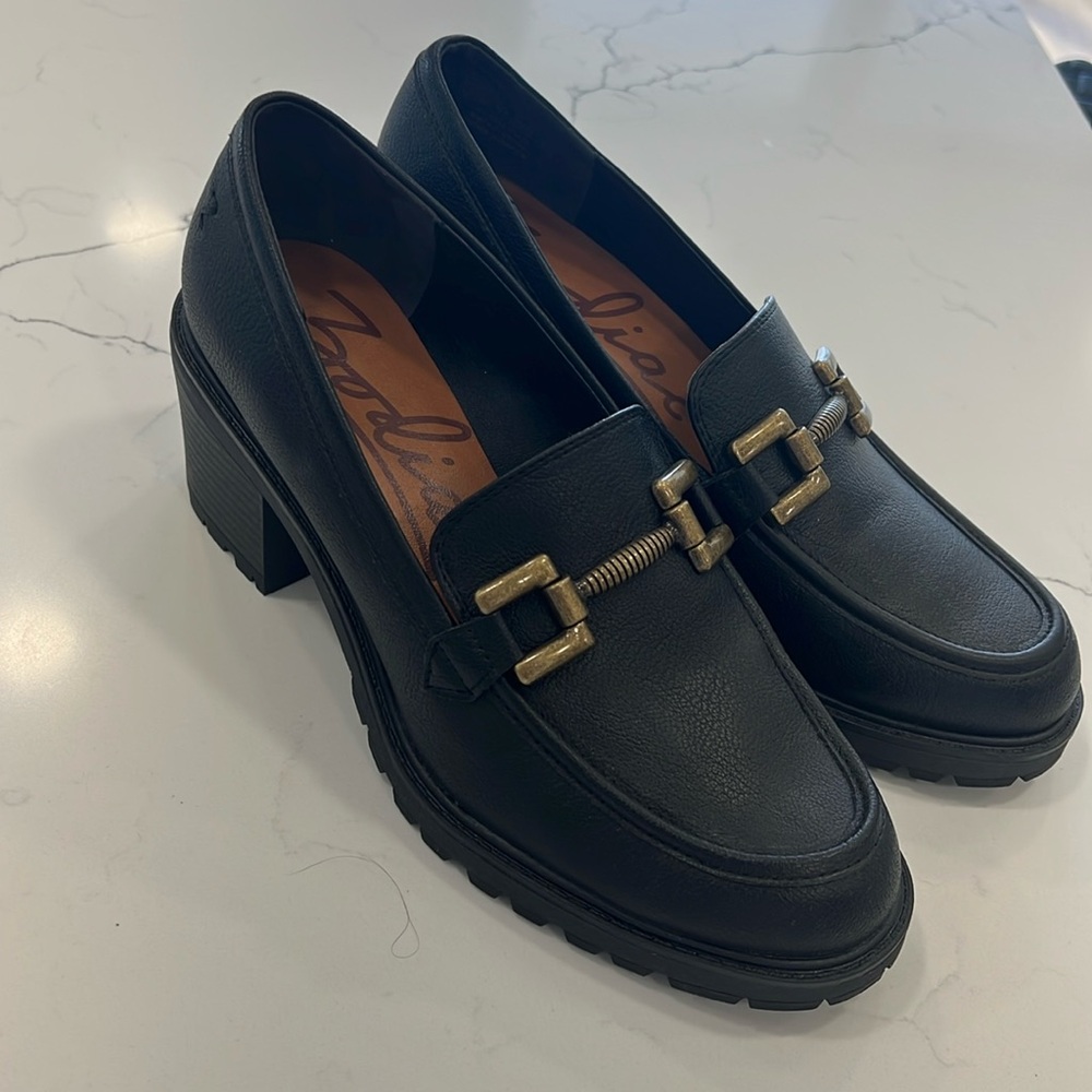 Woman’s zodiac “Gemma” loafer black size 9.5